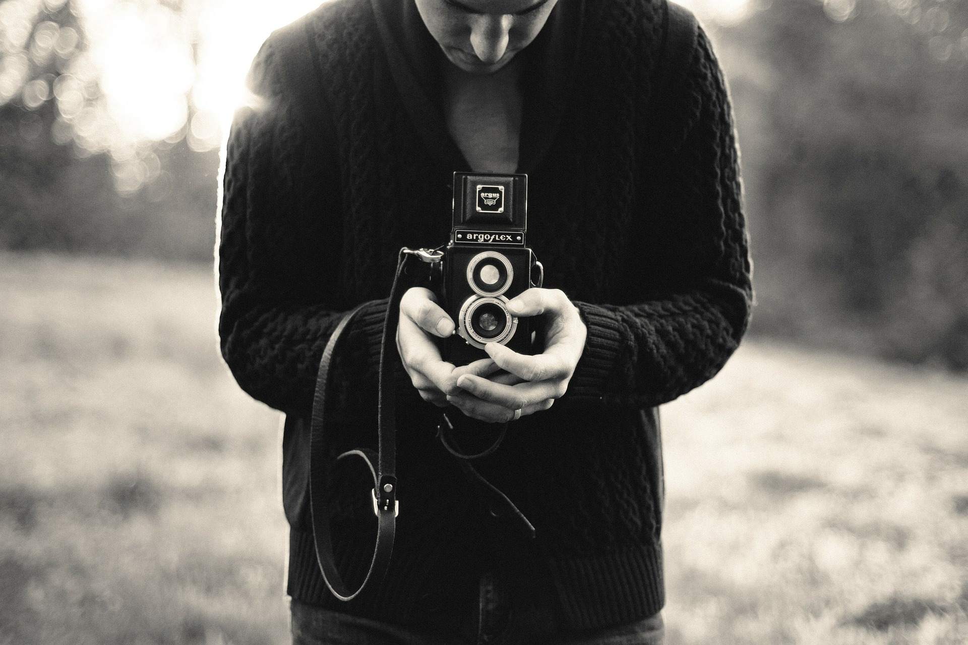 Ein Bild von einem Fotografen, der eine Kamera hält