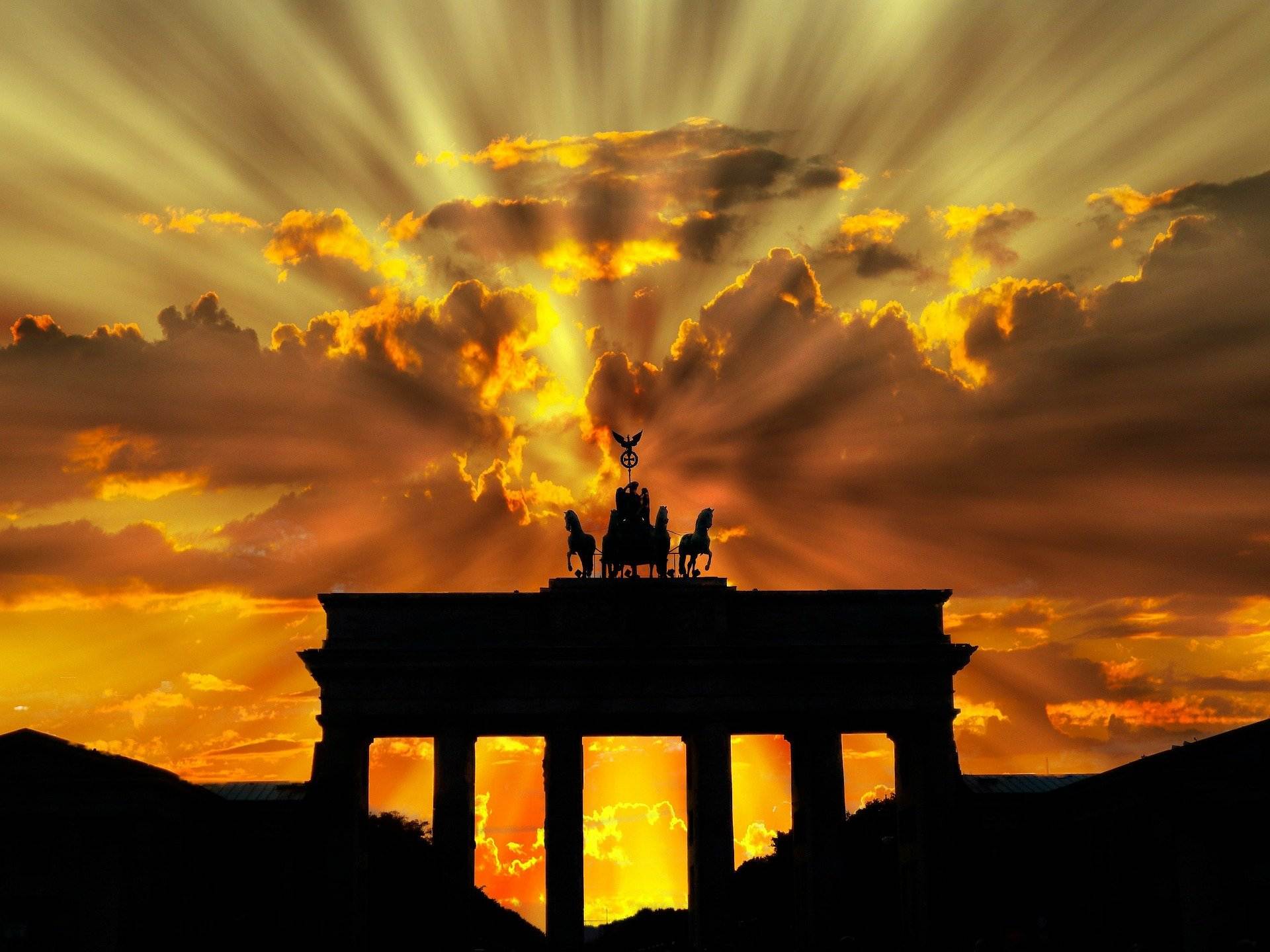 Sonne strahlt durchs Brandenburger Tour